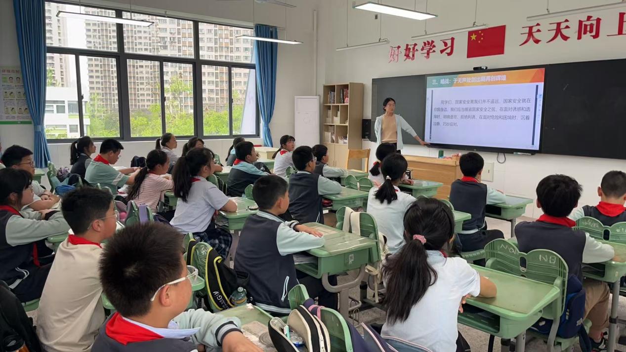 4.11班会课报道_html_62a90cb7.jpg