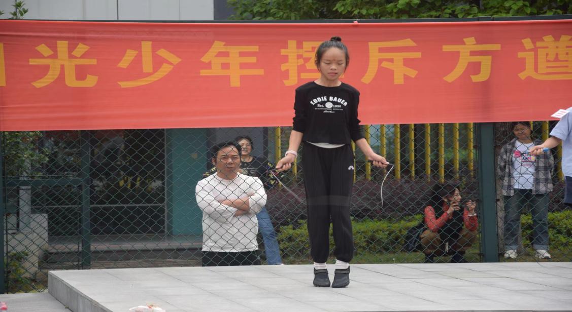 多彩展示庆六一  同心共育阳光娃_html_44a3a860.jpg