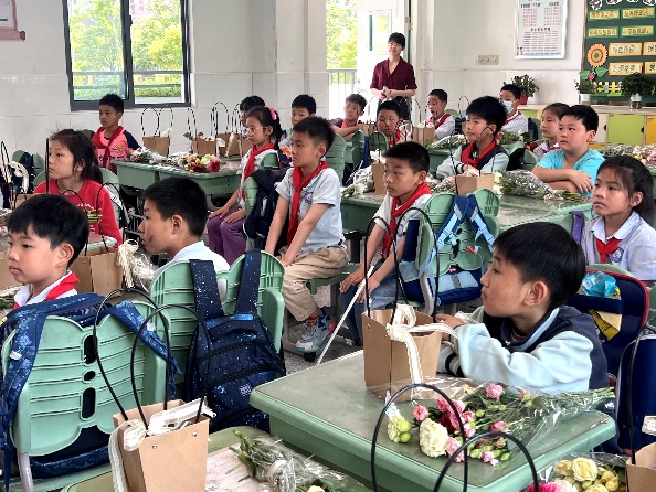 【正学丁三·德育】感受花之魅力，细品如花童年 (1)(1)_html_m77e05e71.jpg