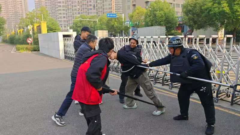 【正学丁三·后勤】筑牢安全防线，提升应急能力——南京市丁家庄第三小学安全防暴演练_html_19a041a5.jpg