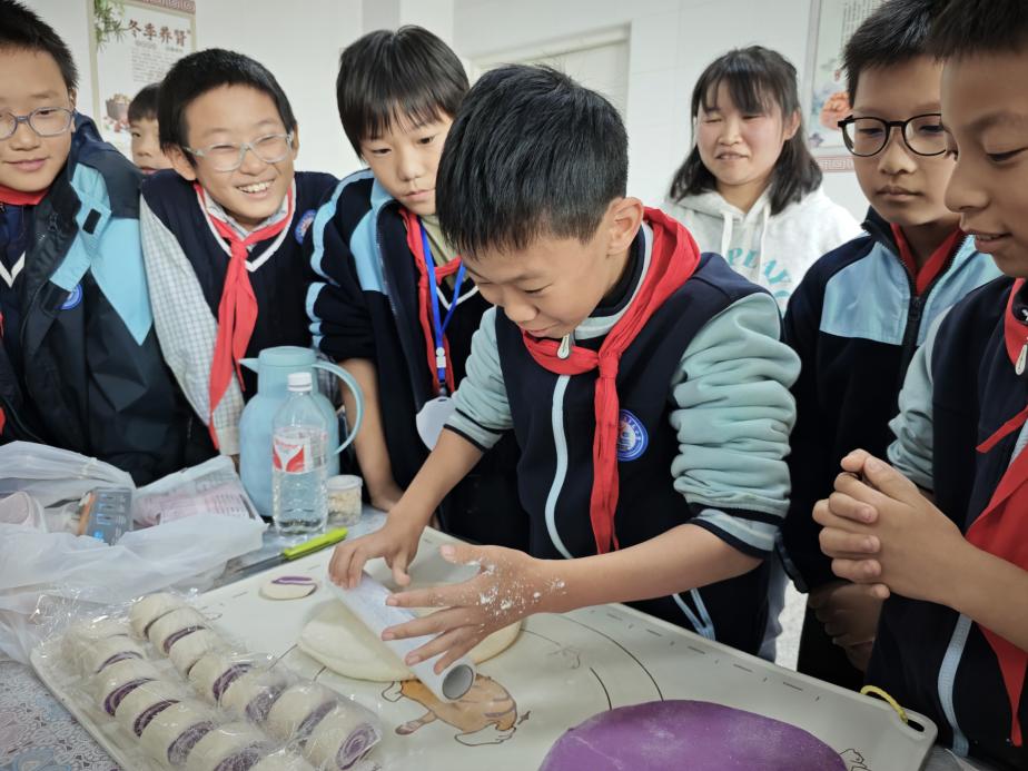 【正学丁三·德育】“蒸”·善·美——南京市丁家庄第三小学第十三期“家长进课堂”活动_html_m51037ed6.jpg