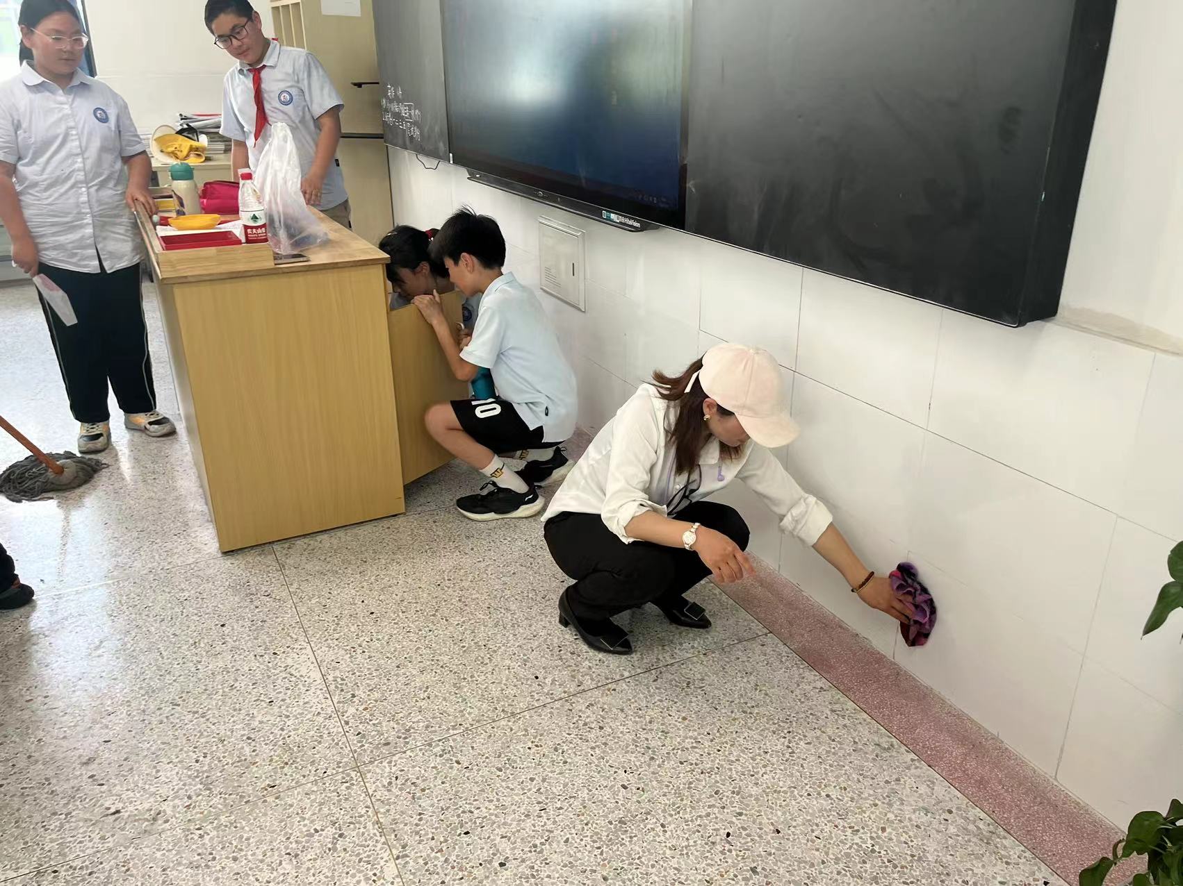 【正学丁三·德育】家校合作齐打扫，美丽校园飘清香_html_m9337292.jpg