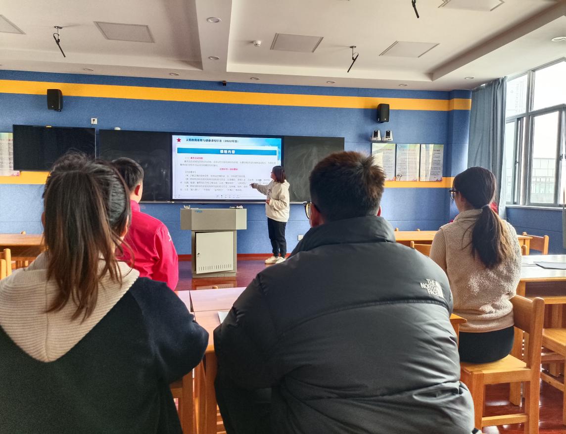 聚焦新课标 落实以体育人—丁家庄第三小学体育组新课标理论学习侧记(1)_html_m2f52dbe.jpg
