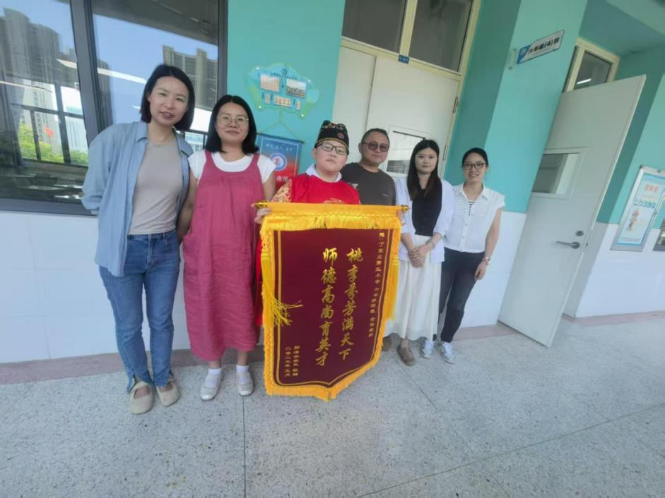 【正学丁三】锦旗映初心，师恩润桃李——丁家庄第三小学六年级毕业生家长向学校赠送锦旗_html_3db5abe6.jpg