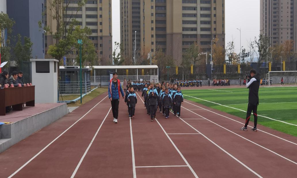 【正学丁三】运动点燃热情 校园别样风采_html_75ff347d.jpg