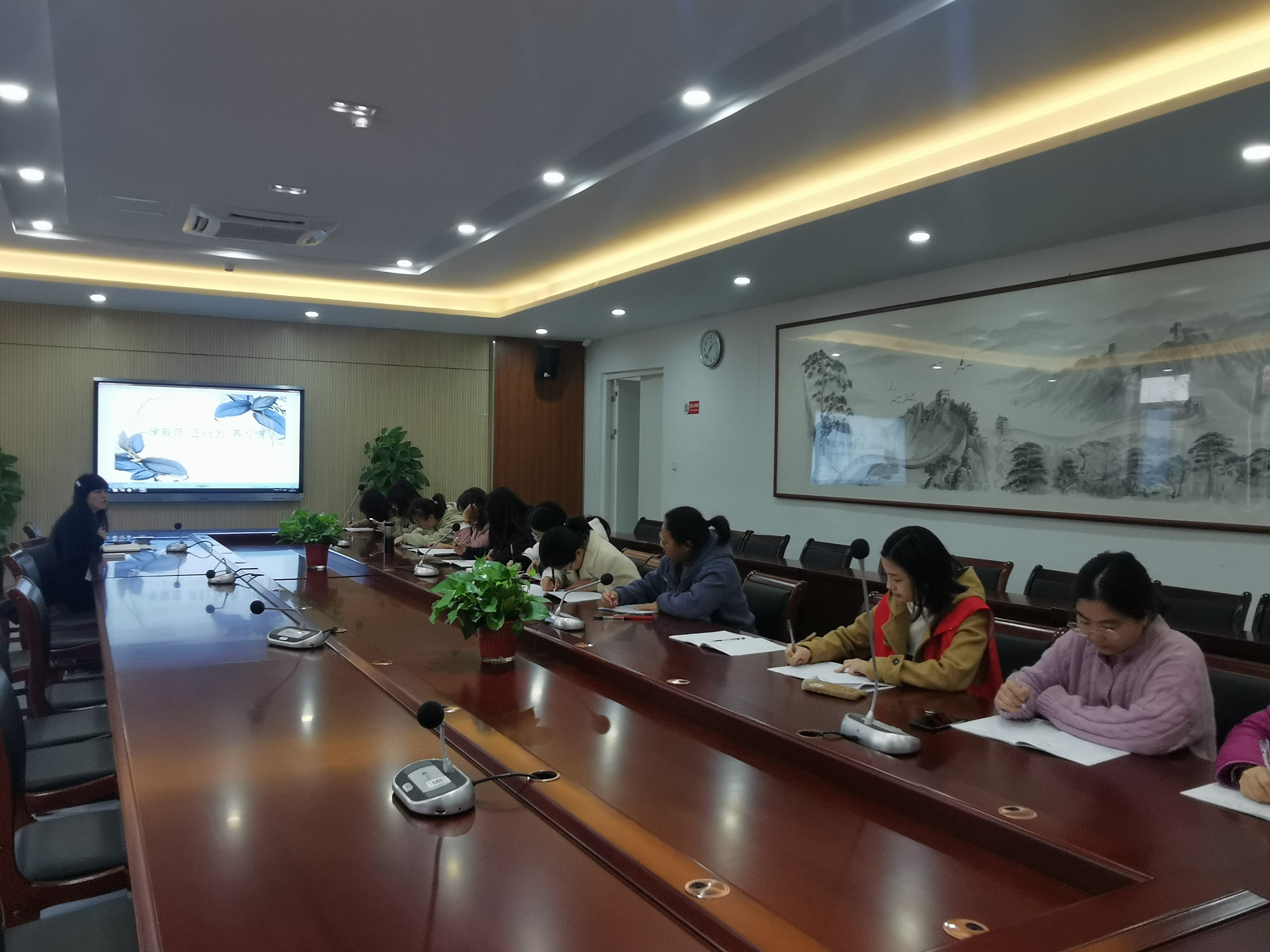 葛晓  班主任工作会报道_html_14f0ec05.jpg