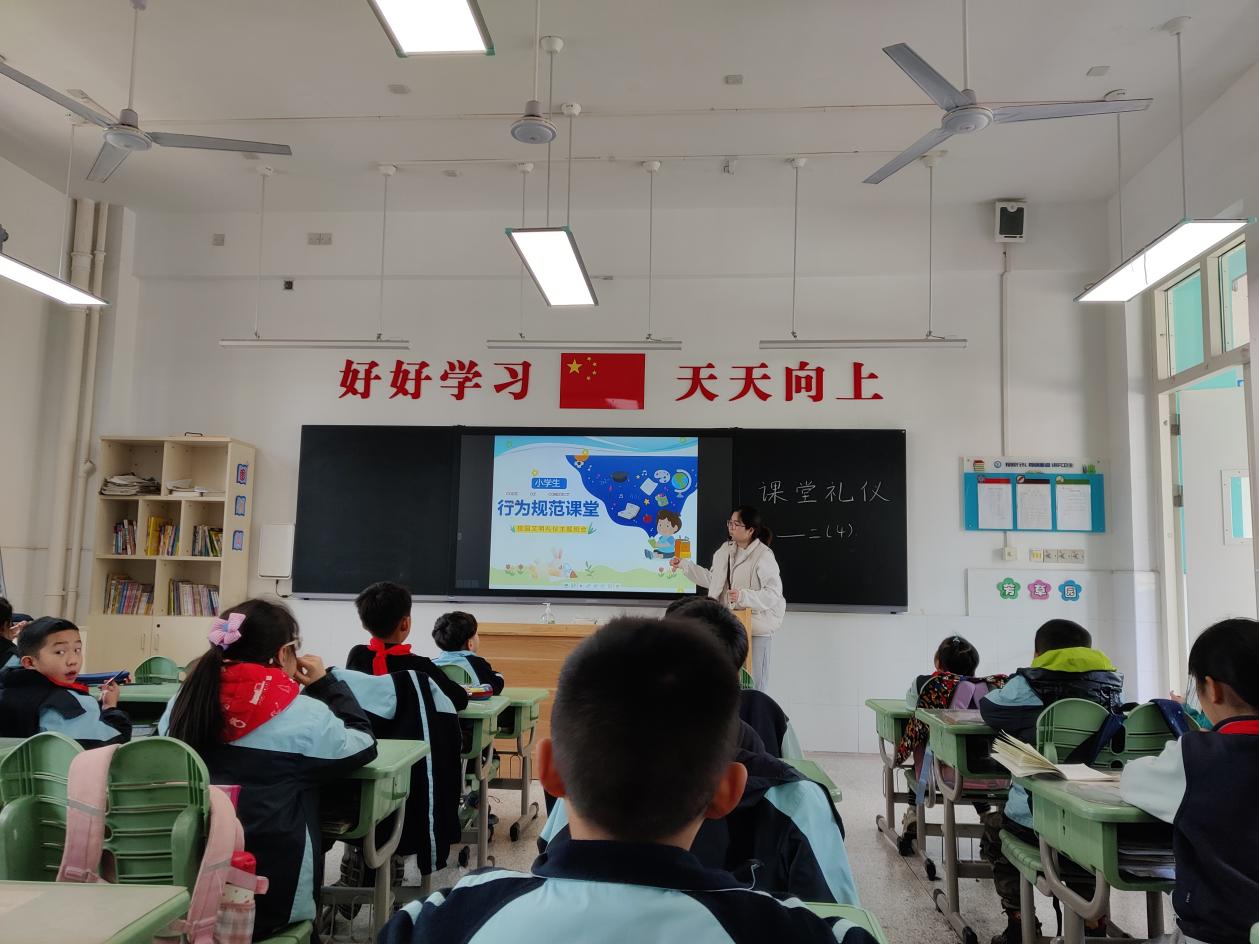 4.7礼仪班会报道_html_m20dcd10e.jpg