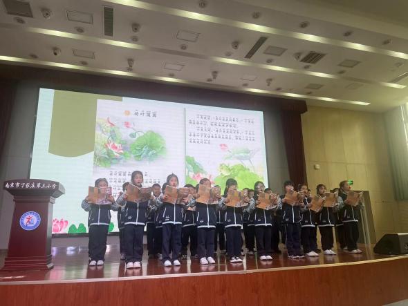 诵华美篇章 展书香校园(1)_html_m12a33705.jpg