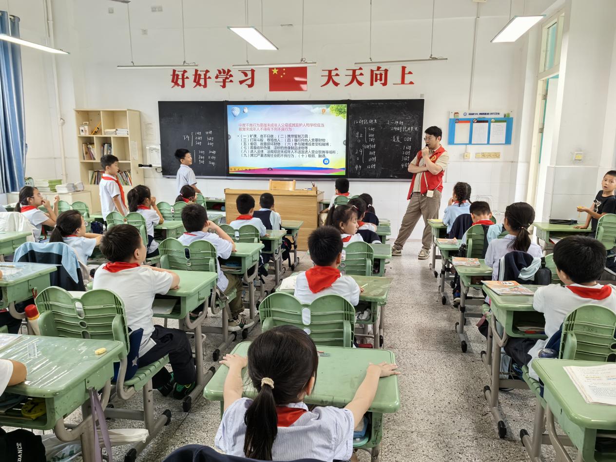 【正学丁三·德育】法治护航成长路，争做合格小学生——南京市丁家庄第三小学“小学生法治教育”主题班会(1)_html_5f1da197.jpg