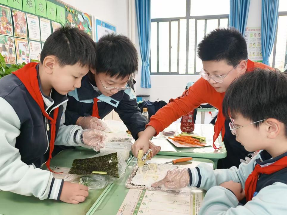 【正学丁三】巧手做寿司，欢乐享“食”光——丁家庄第三小学魅力家长进校园第四期活动_html_38a8bdb1.jpg