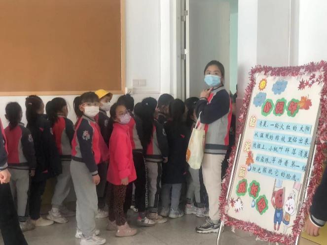 3.13迈幼三园大班参观丁三小学活动侧记_html_255bbda4.jpg