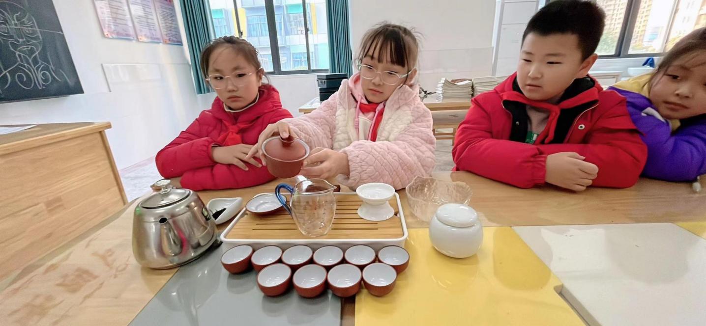 【正学丁三&middot;德育】品茗知茶韵 把盏习茶礼—“行知小先生”礼仪实践课堂之待人接物礼仪活动_html_4eb3a3d3.jpg