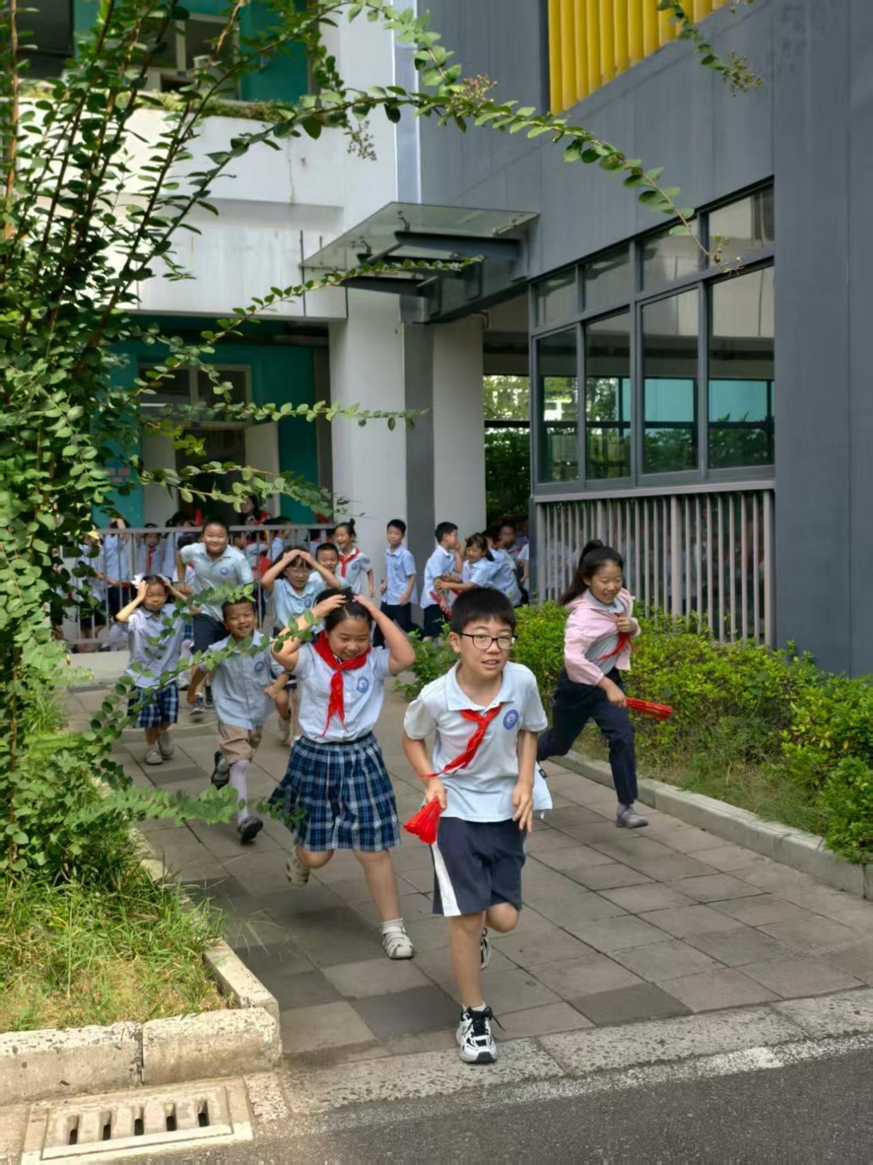 【正学丁三·后勤】安全逃生疏散演练，筑牢校园安全防线_html_m7e4c3ea5.jpg