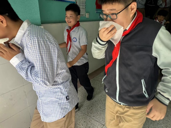 【正学丁三·后勤】筑牢安全线，平安伴我行——南京市丁家庄第三小学消防安全疏散演练活动侧记_html_m70876fce.jpg