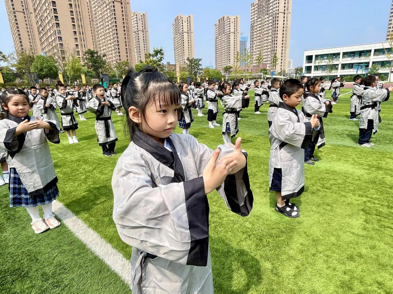 喜迎二十大【正学丁三】，踔厉奋发向未来       2022-2023学年春季开学典礼暨一年级入学礼活动侧记_html_70fce833.jpg