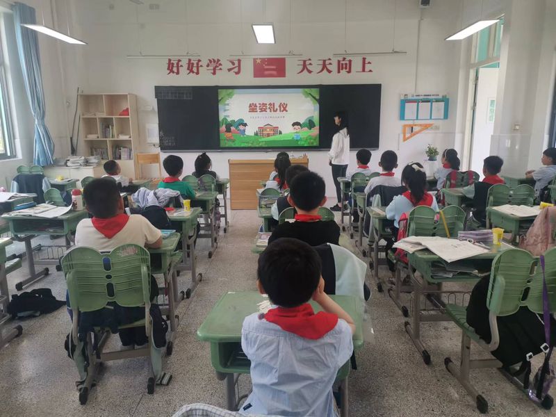 坐姿礼仪报道_html_m674cb236.jpg