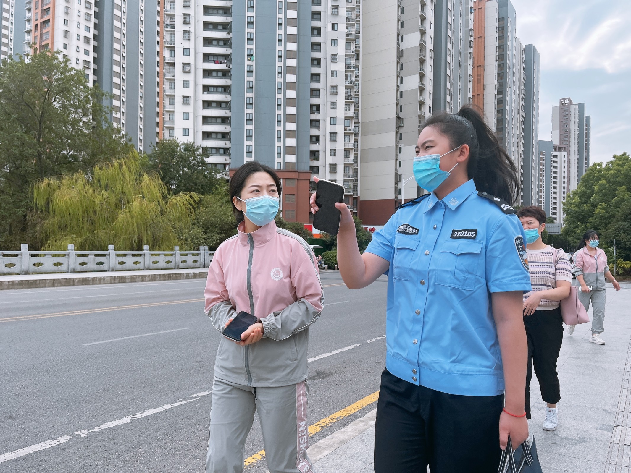 （生命迈幼.安全第一）迎联合检查 促安全防范 ——记迈幼一园迎栖霞区校园安全联合检查(1)_html_1e5d73e9.jpg