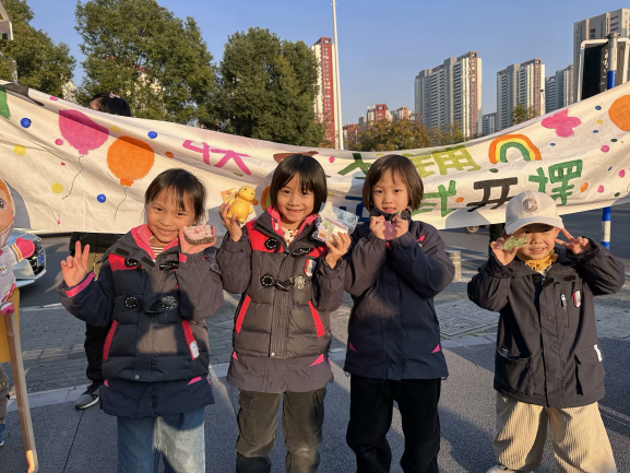 （修改）爱心义卖报道——褚姗姗_html_m6137ef34.png