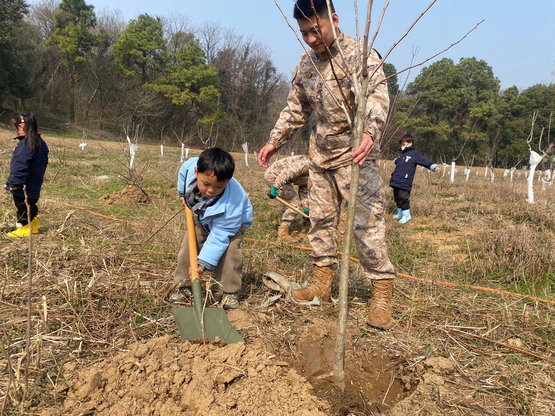 3.12 军民情深，共植希望之树 （高钦）_html_m2c32ca15.jpg