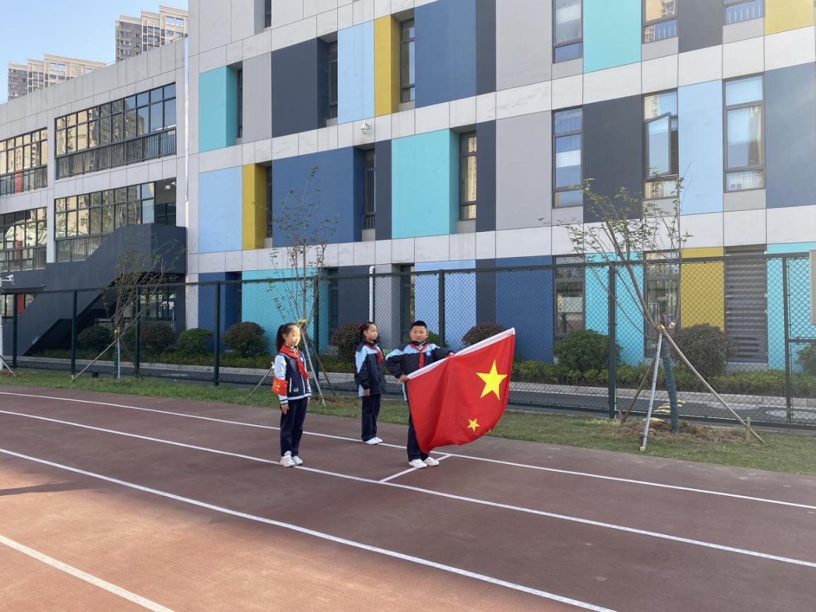 参观小学新闻稿(1)_html_m25309de8.jpg