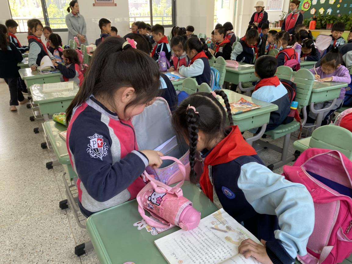 参观小学新闻稿(1)_html_m73461314.jpg