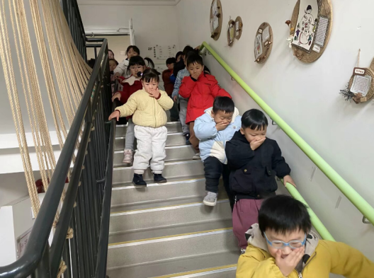 【生命迈幼·安全第一】开学第一课 安全“每一刻”_html_m7654c3a6.png