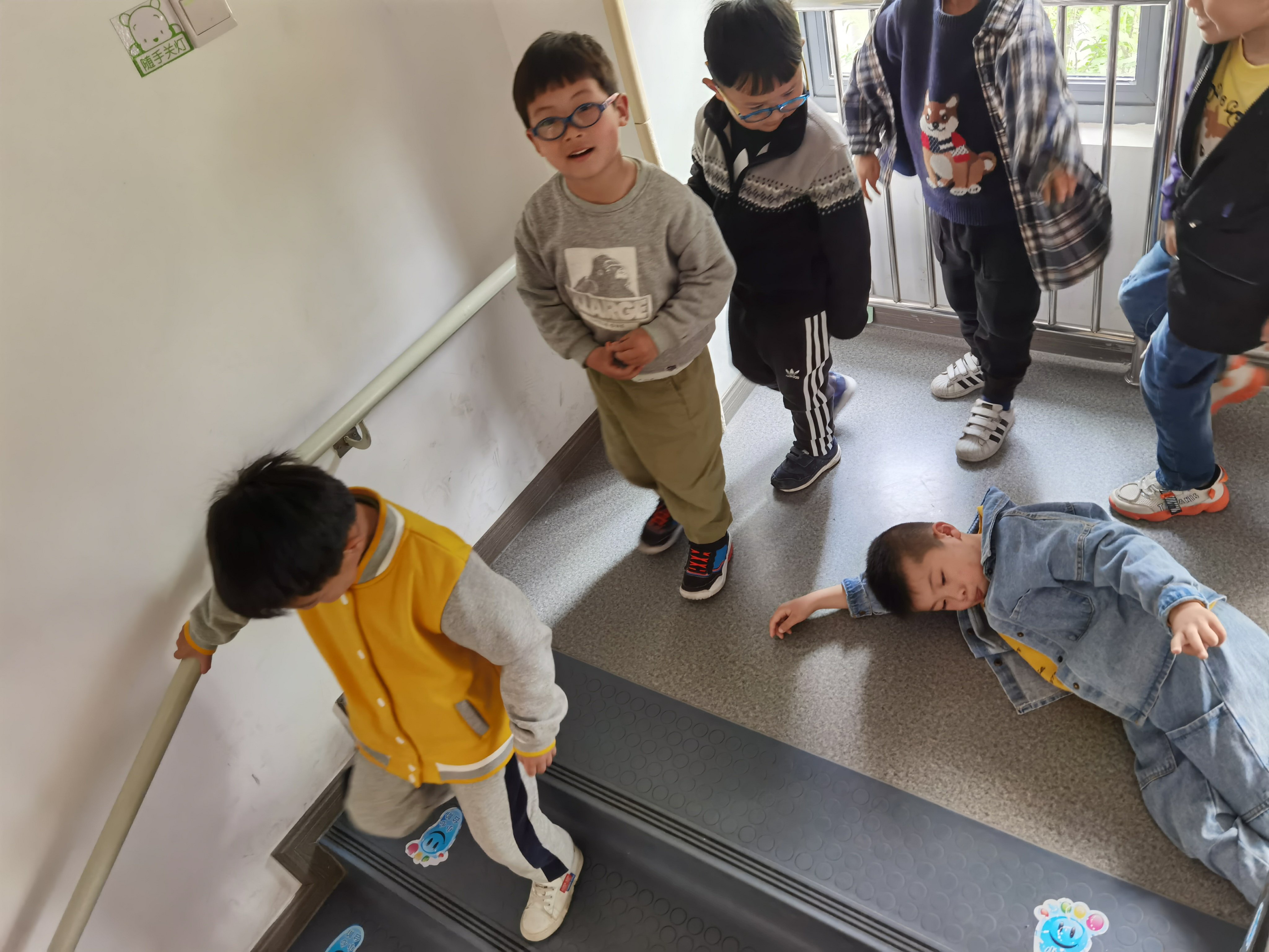预防踩踏 珍爱生命_html_2596daee.jpg