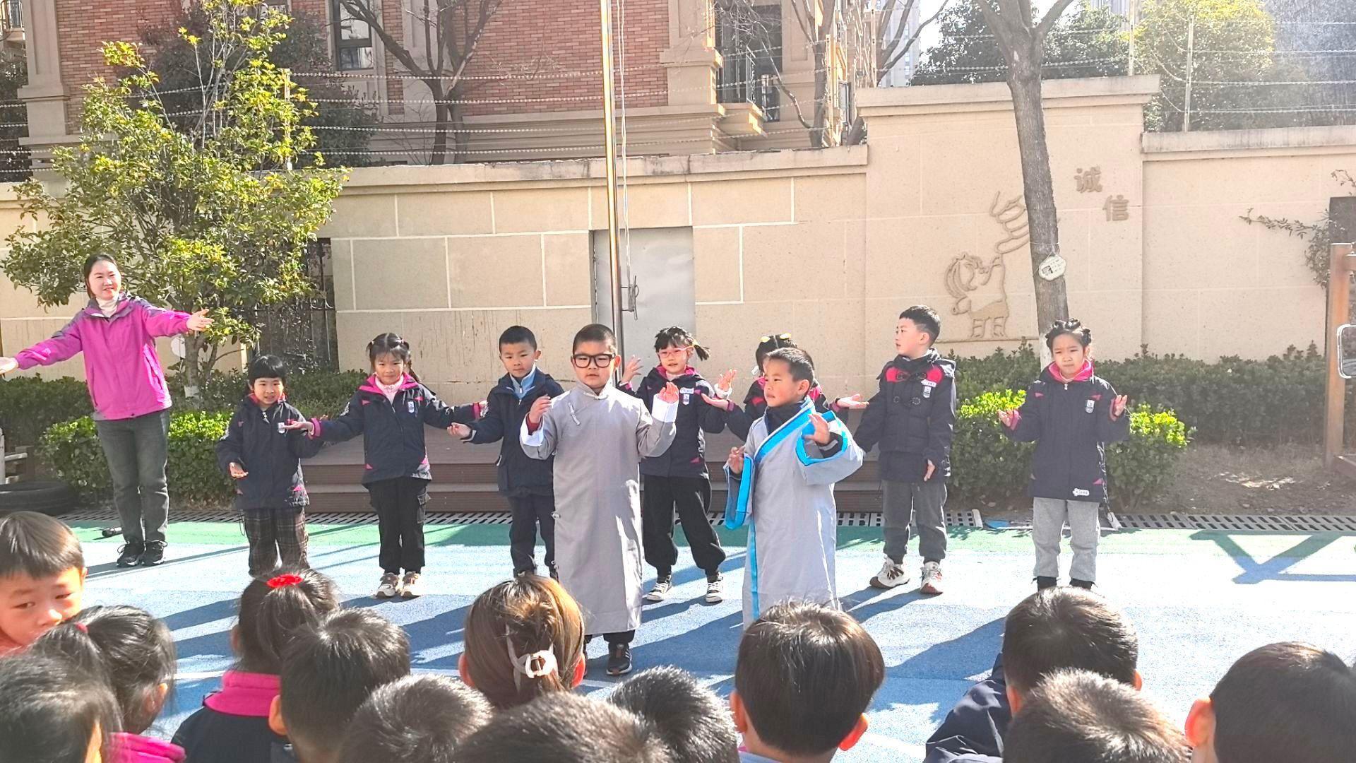 2025.3.17张丽【生命迈幼•童年畅玩】幼儿园95岁啦(1)_html_m4ba072ef.jpg