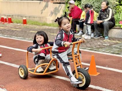 【生命迈幼·校园新闻】“心”相遇“爱”相伴——迈幼一园中班家长开放日活动_html_47db34a5.jpg