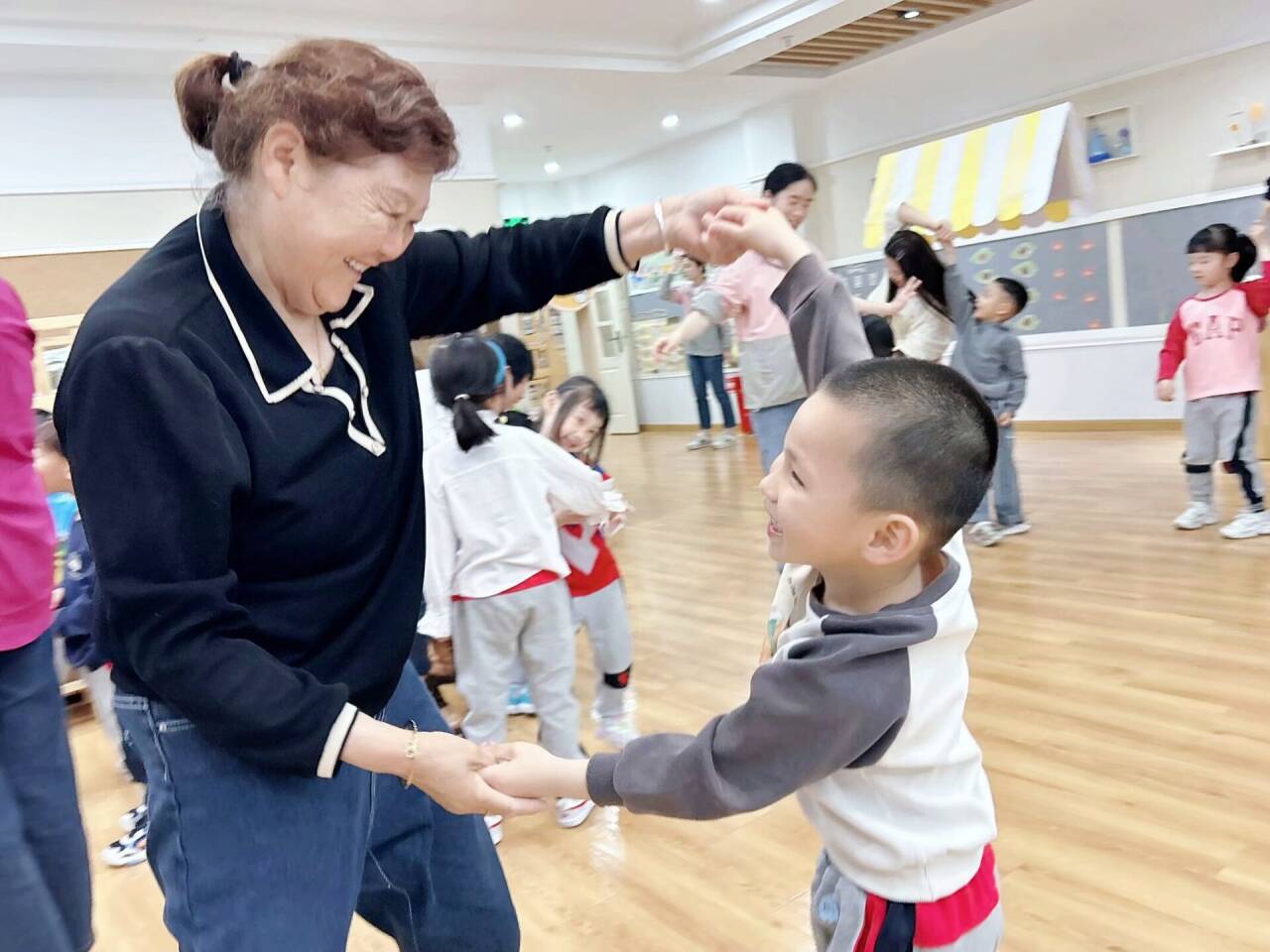 最美下雨天，“幼”与你相见——迈幼三园中班组家长开放日活动陈丹琴_html_629cf408.jpg