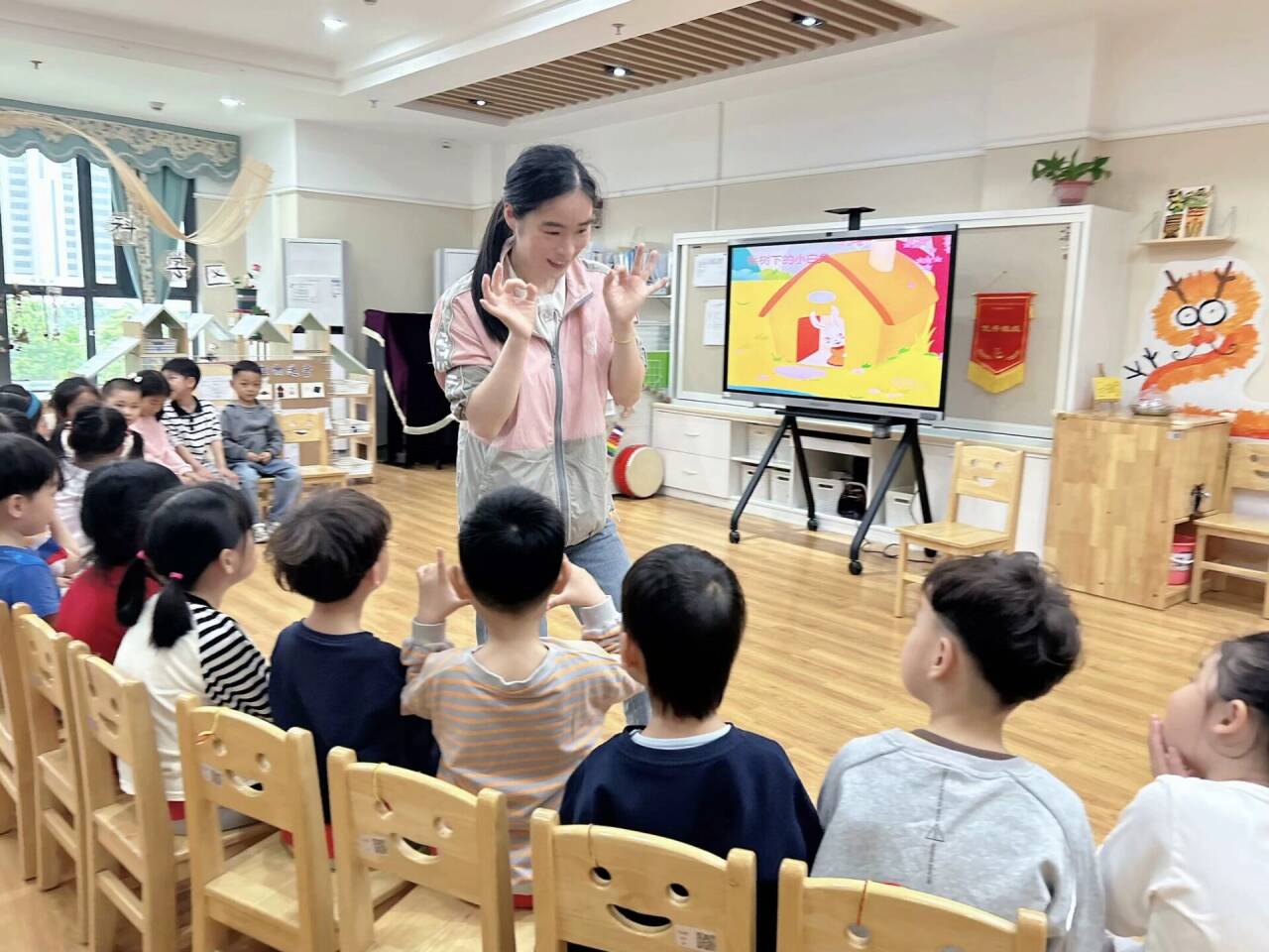 最美下雨天，“幼”与你相见——迈幼三园中班组家长开放日活动陈丹琴_html_6b9d0888.jpg