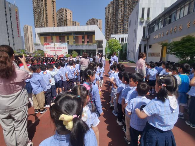 【生命迈幼 幼小衔接】深度体验·走进小学课堂 ——迈幼三园大班第二次参观小学_html_293efed9.jpg