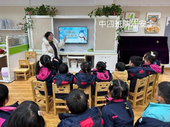 大雪纷纷寒潮至 扫雪防冻保安全12.19_html_29303e57.jpg
