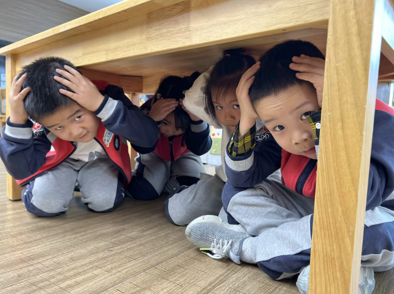 【生命迈幼·安全第一】应急逃生 临危不乱_html_m5f728a7e.png