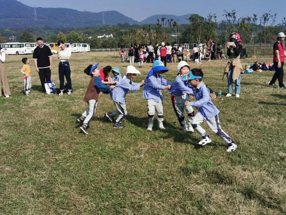 定稿：【生命迈幼·留住“秋”迹】探秘秋日，悦享秋游——迈幼嘉誉山分园秋游活动 (修改)_html_4011c06d.jpg