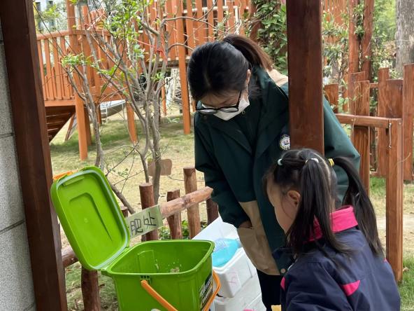 名师参观进校园，观摩交流促成长----迈幼嘉誉山分园仪征市潘岚名师工作室参观活动(1)_html_m2f720b4d.jpg