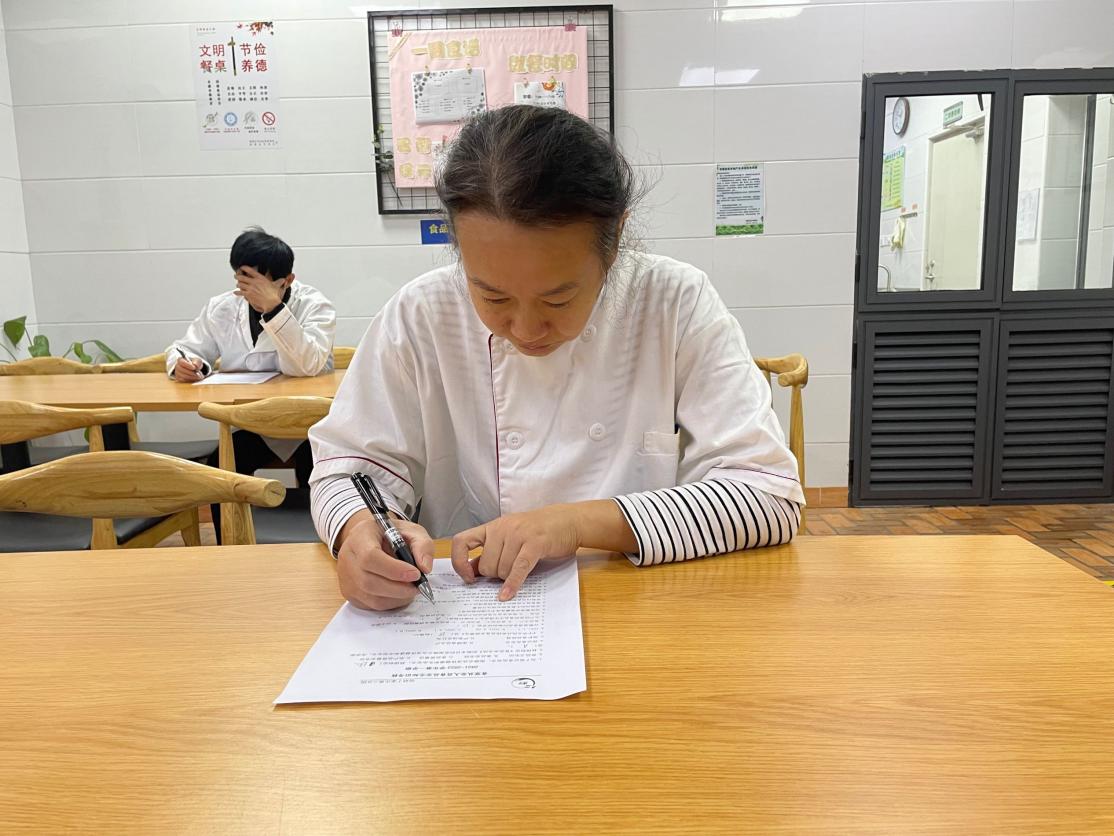 食堂人员理论知识比赛报道10.20_html_6a1388c4.jpg