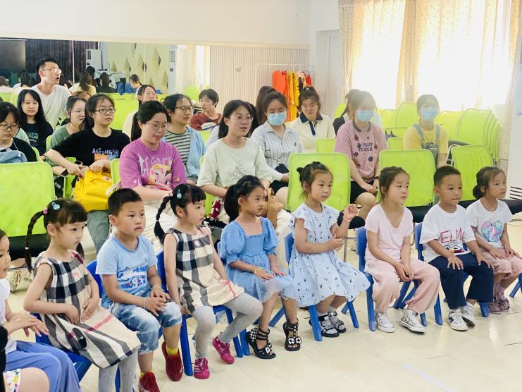 与爱携手，与幼成长_html_4e66c1a.jpg