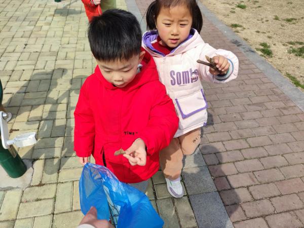 迈幼嘉誉山分园学雷锋新闻稿修改_html_7cbc2fb0.jpg