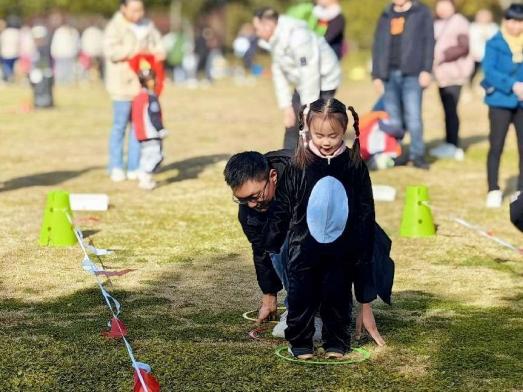【生命迈幼 花样童年】童心“绘”玩，相伴“悦”秋——迈幼三园小班组绘本节亲子运动会“太平山公园”外出资源活动_html_4feb80d5.jpg