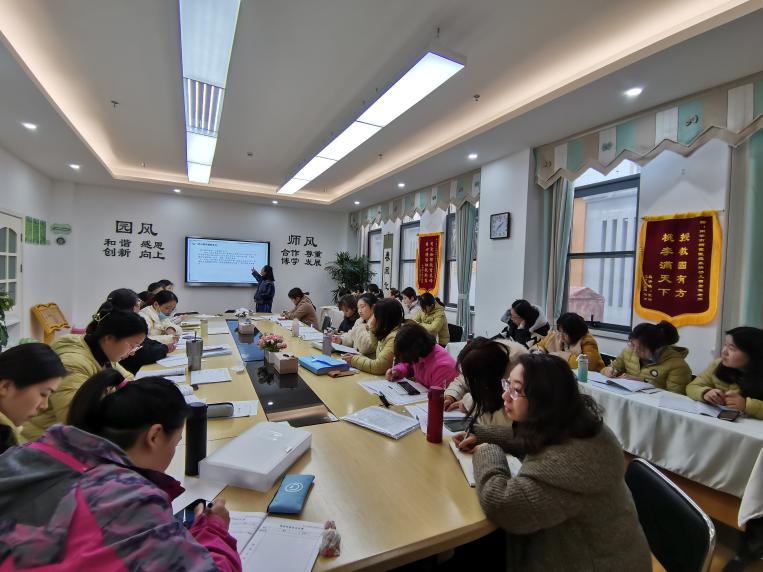 ”让环境会说话“之幼儿园环创研训活动 新闻稿_html_7d3f75ea.jpg