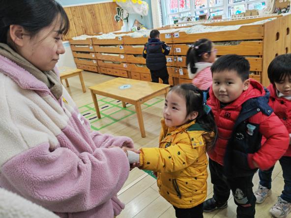 [生命迈幼·校园新闻]我以我心付童心 不忘初心守师名_html_4c0644df.jpg