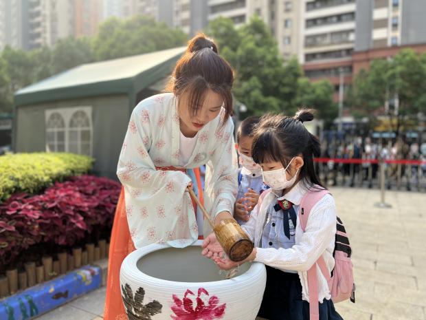 栖霞教育2022.9.1【生命迈幼·校园新闻】硕果丰收季  开学典礼时_html_4823592c.jpg