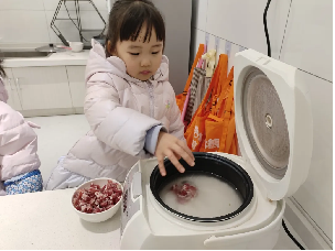 20250103【生活燕幼·园区动态】“节气食光里，共育润童行”——舌尖上的节气之小寒_html_35b1556.png