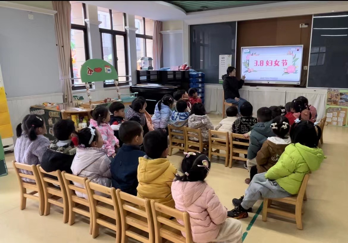 20240308【生活燕幼&middot;园区动态】新城分园：阳春三月，感恩有你——三八妇女节活动_html_1499107e.jpg