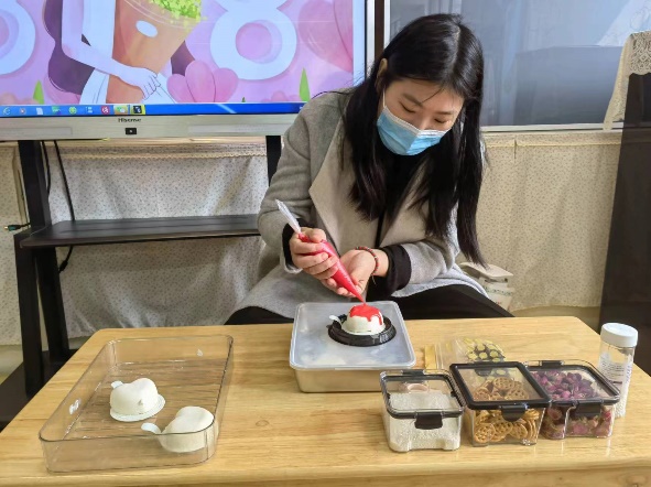 20240308【生活燕幼·园区动态】新城分园：阳春三月，感恩有你——三八妇女节活动_html_m73eb510a.jpg