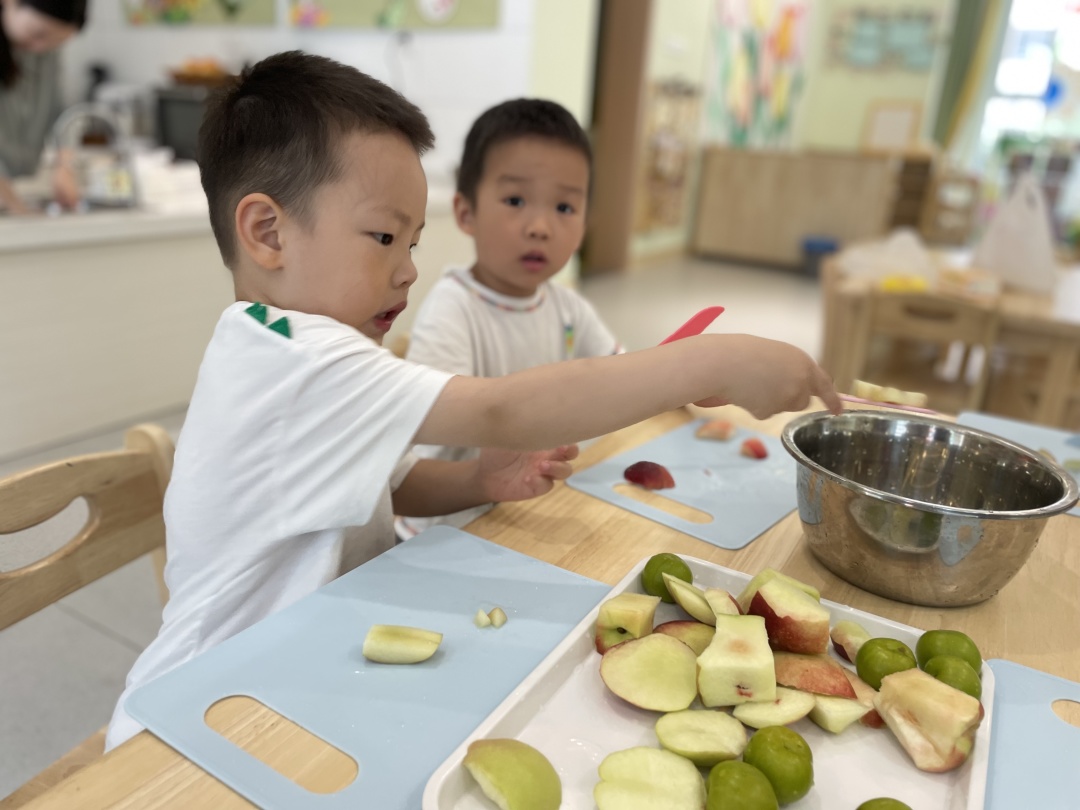 20230606【生活燕幼·园区动态】燕鸣苑分园：风吹麦浪 蝉鸣夏忙——舌尖上的节气之芒种_html_576bae83.jpg