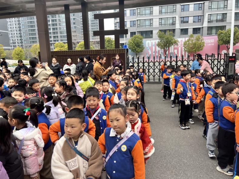 20250310【生活燕幼&middot;园区动态】新城分园：“趣”当小学生 衔接促成长 —— 大班年级组走进小学活动_html_m12d923dd.jpg