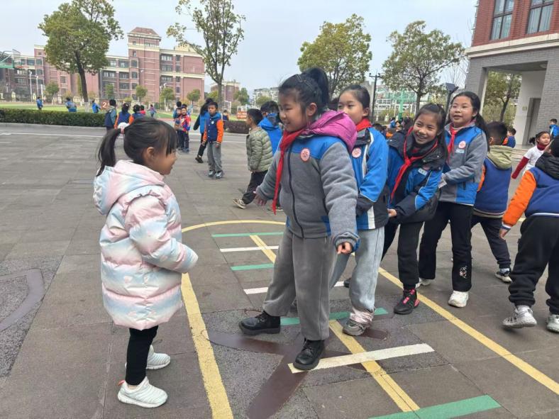 20250310【生活燕幼&middot;园区动态】新城分园：“趣”当小学生 衔接促成长 —— 大班年级组走进小学活动_html_m2df37658.jpg