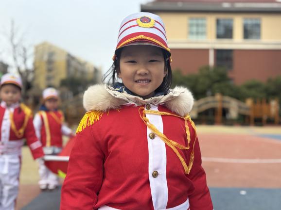 20250217【生活燕幼·园区动态】新城分园——大二班升旗仪式_html_m4a12e800.jpg